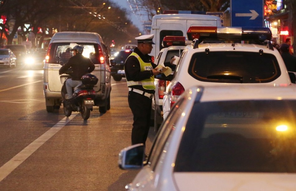 北京警车违章停车被贴罚单