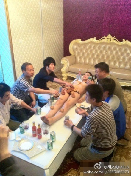 莫露露只戴乳贴现身九江车展 任由男人摸下体_高清图集_新浪网