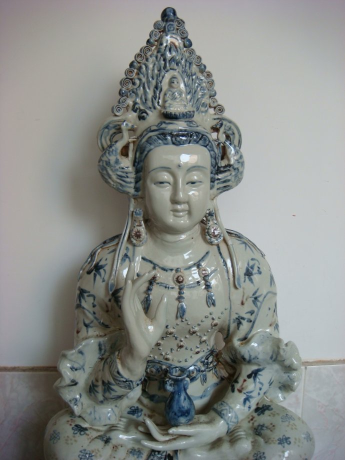 元代卵白釉青花观音菩萨