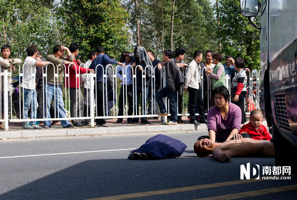 广州男子因不满拆迁裸体横躺马路
