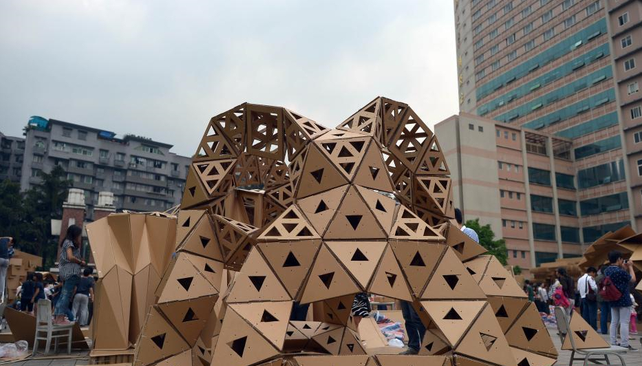 学生纸板搭建造型千奇百怪房屋