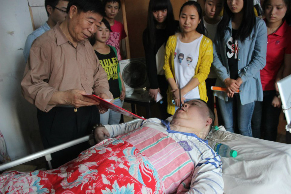 都昌男子高位截瘫18年 录歌激励学生自强不息_高清图集_新浪网
