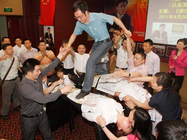 现场揭秘神奇的催眠术_高清图集_新浪网