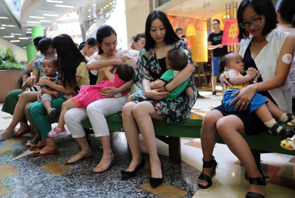 商场举行哺乳快闪 倡导母乳喂养