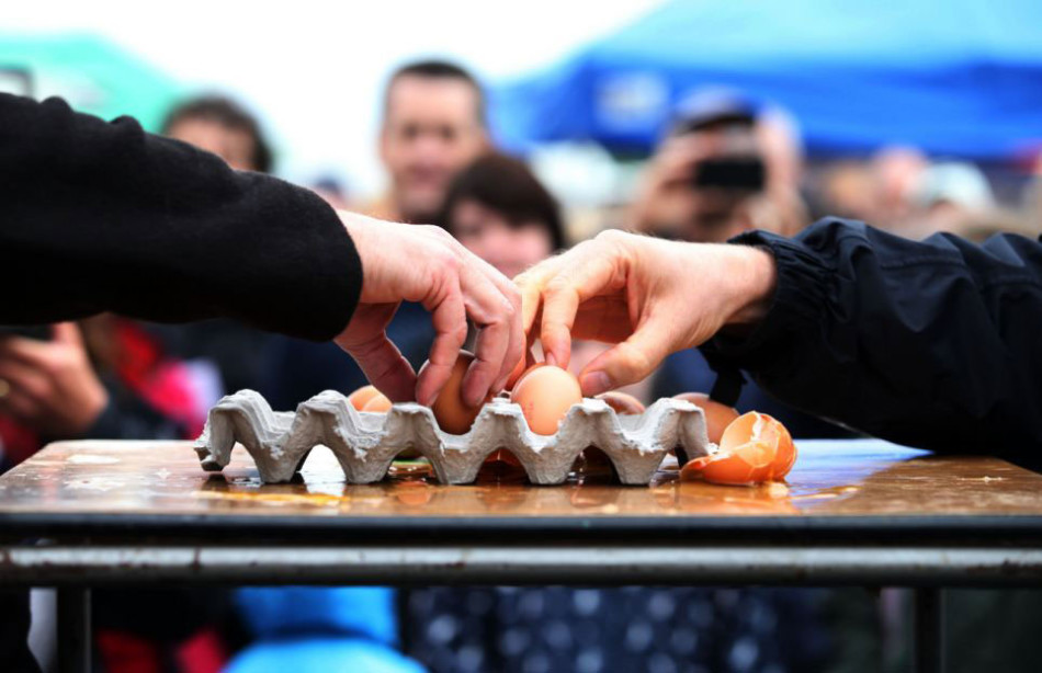 先将生鸡蛋砸碎的参赛者将输掉比赛,坐在其对面的对手需要进行闪躲.