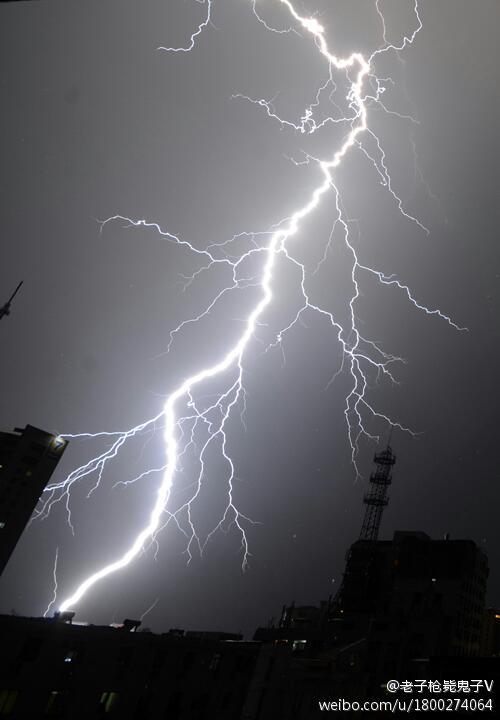 南昌遭遇雷暴雨夜空上演惊险绝美的闪电瞬间