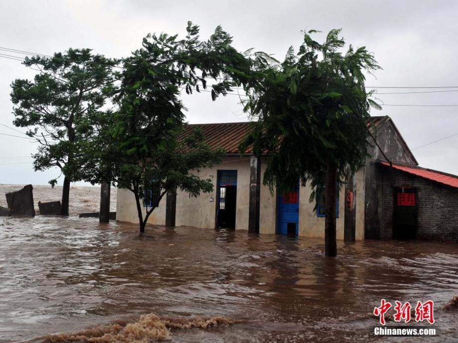台风海鸥来袭村庄遭海水倒灌