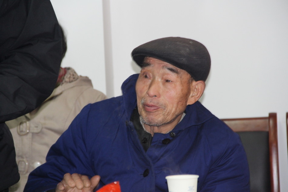 低保户李大爷正在很认真的听取健康知识.