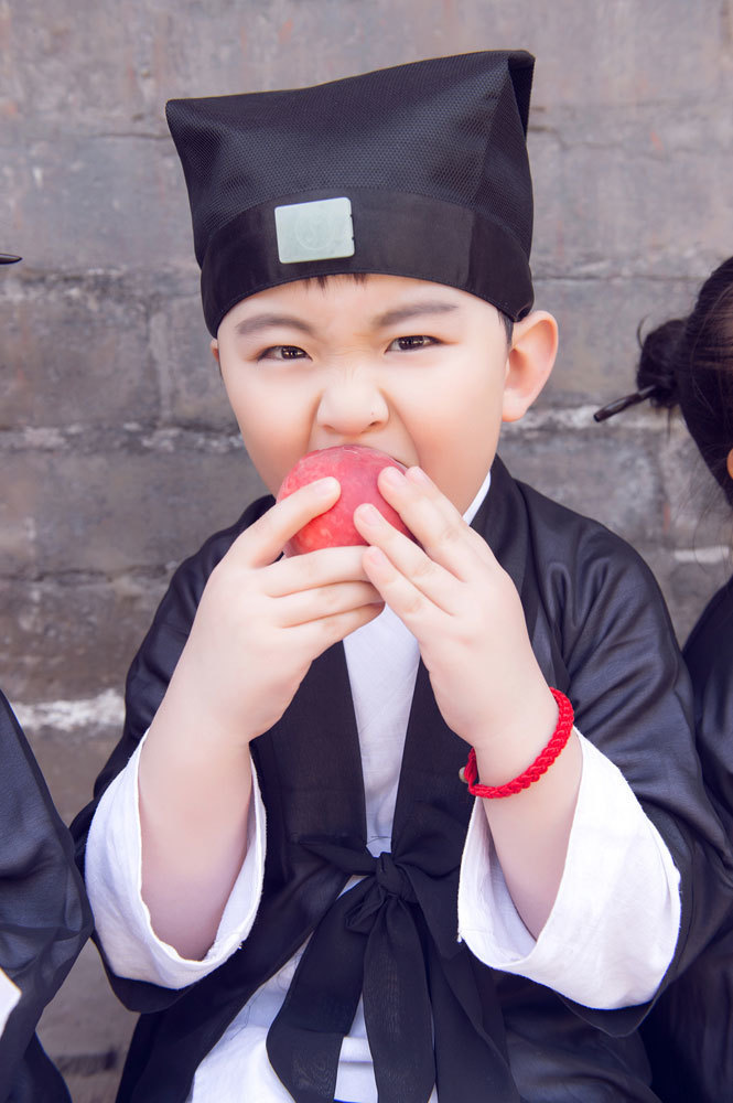 1 / 19 近日,北京一组小道士造型照片在网络上走红,三个小朋友萌态