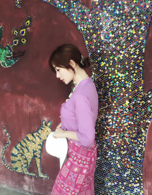 柳岩变少数民族美女 低头妩媚似画中人