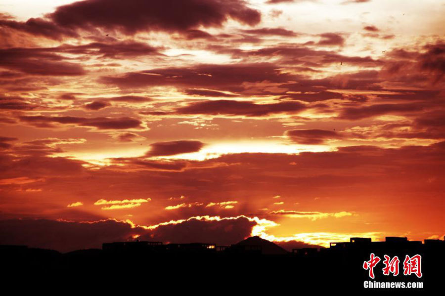6月24日傍晚,江西省遂川县西边天空出现火烧云,绚丽多姿,美不胜收.