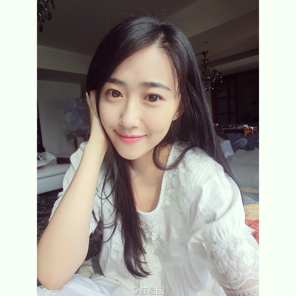 组图:人大校花康逸琨晒新发型 自诩永远18岁