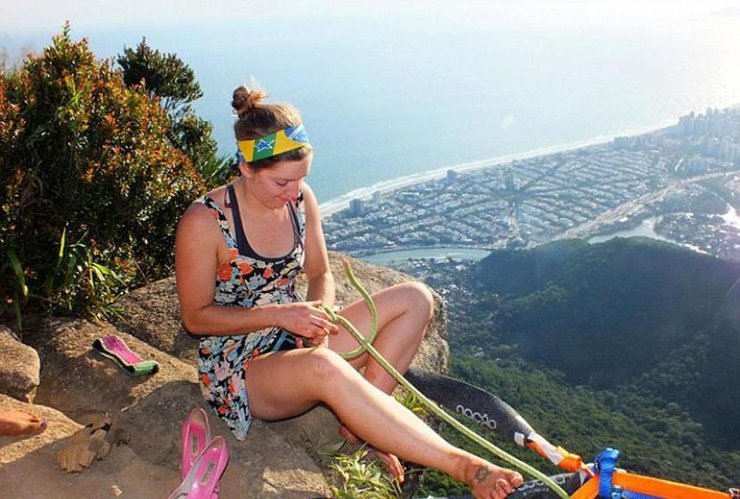 惊人绝技 美国女子穿高跟鞋840米高空走钢索