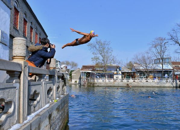 前方高能济南大妈头戴脸基尼冬泳