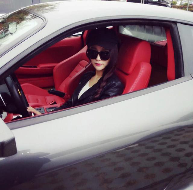 网红女晒数辆千万豪车 全靠约车主蹭拍