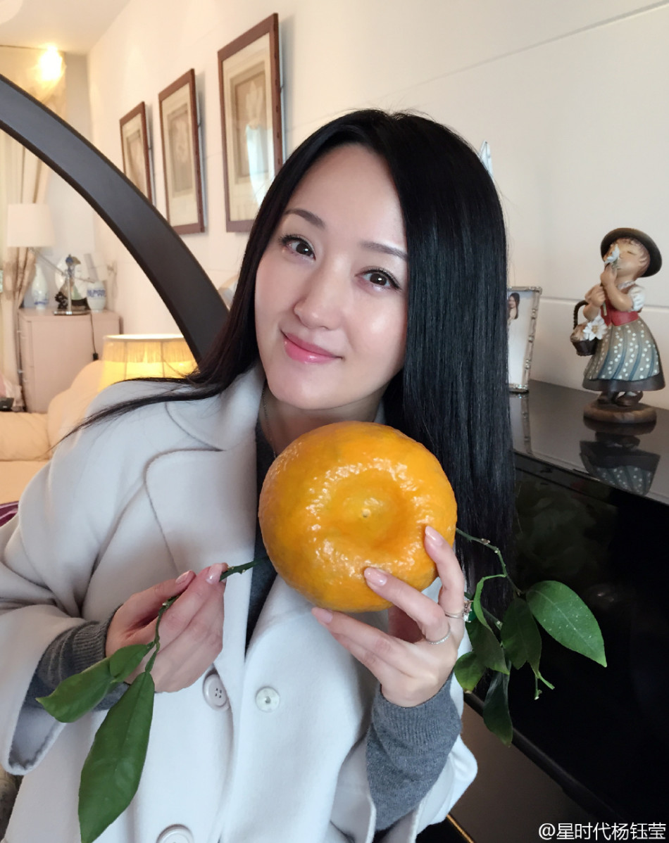 脸比桔子还小!杨钰莹比剪刀手卖萌