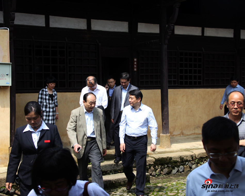迎世界读书日 上饶横峰葛源开展图书捐赠活动