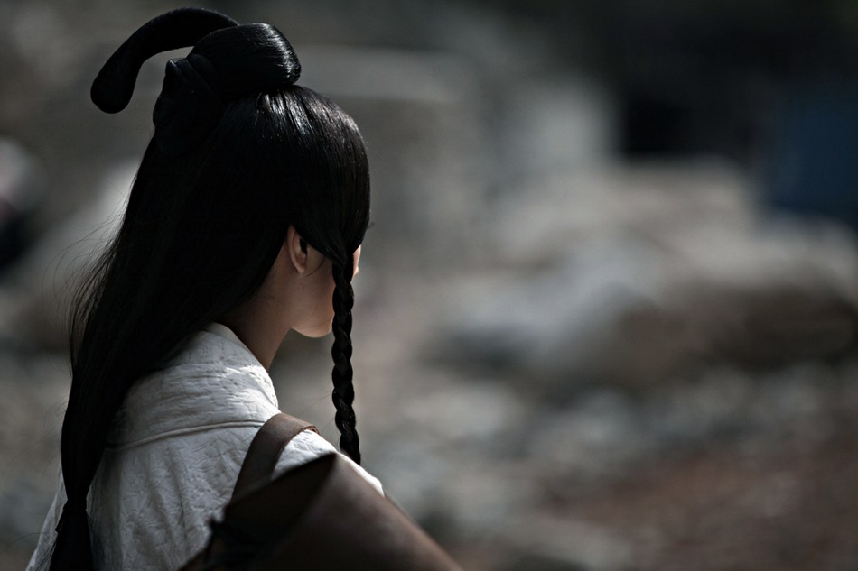 漪罗景甜戈壁背影