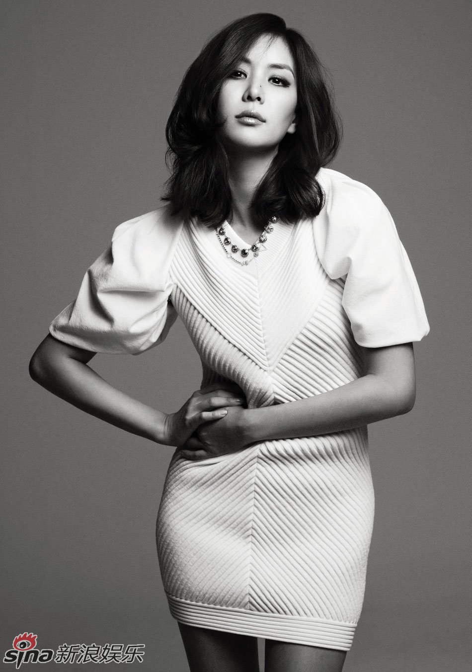 高小英身穿立体白裙