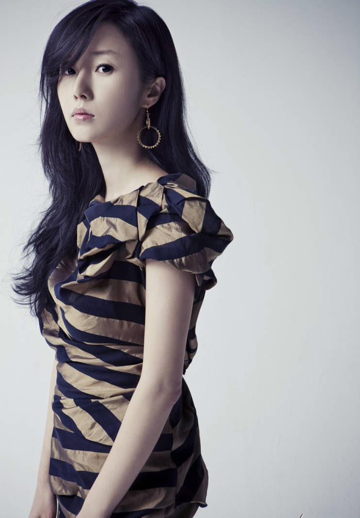 > 李贞贤眼神忧郁新浪娱乐讯 韩国性感女歌手李贞贤即将携2009全新