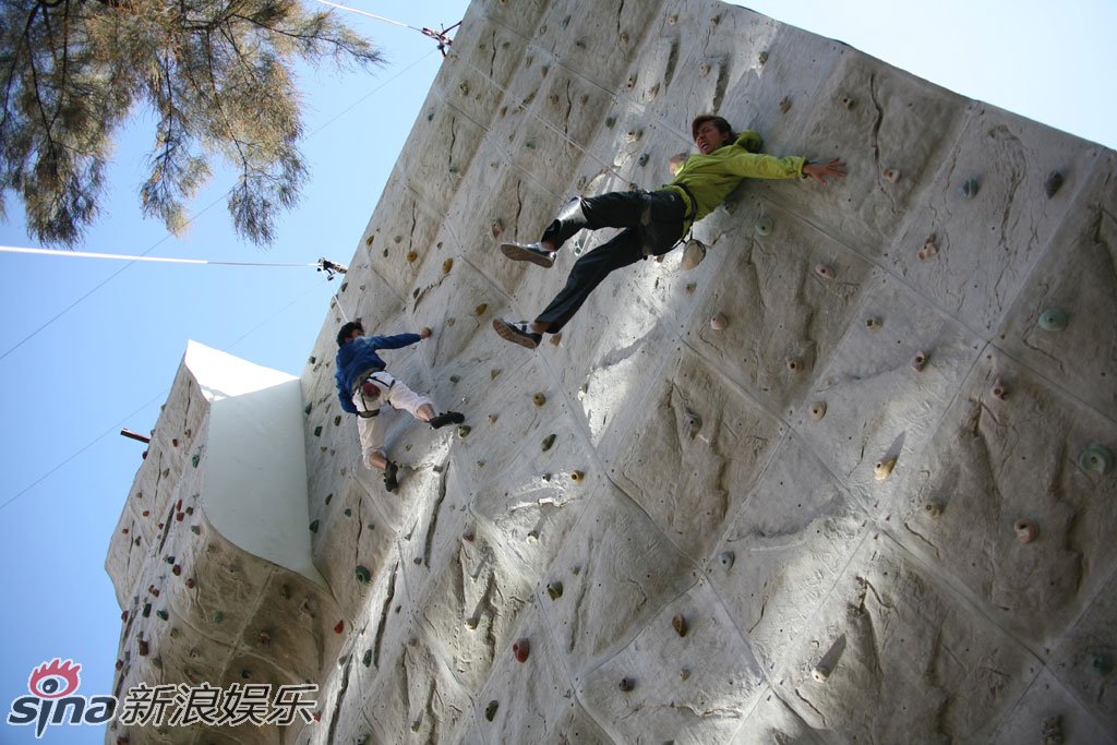 地面机位仰拍-镜头刺激感强