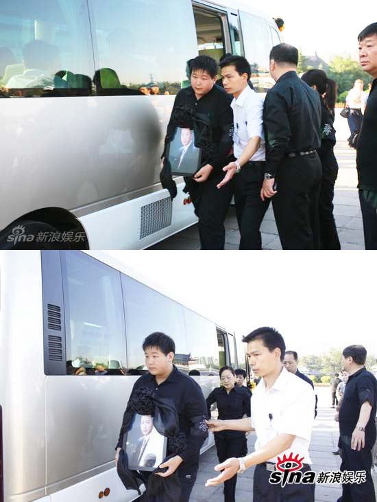 罗京儿子罗疏桐捧遗像下车