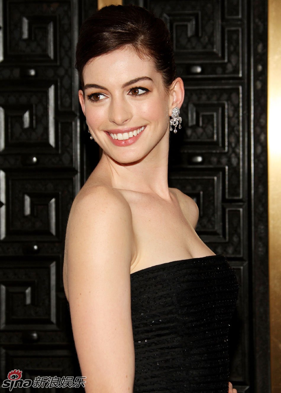 安妮-海瑟薇美丽亮相第63届托尼奖