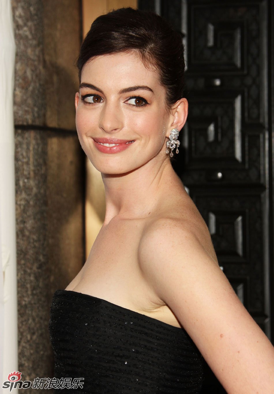 安妮-海瑟薇美丽亮相第63届托尼奖