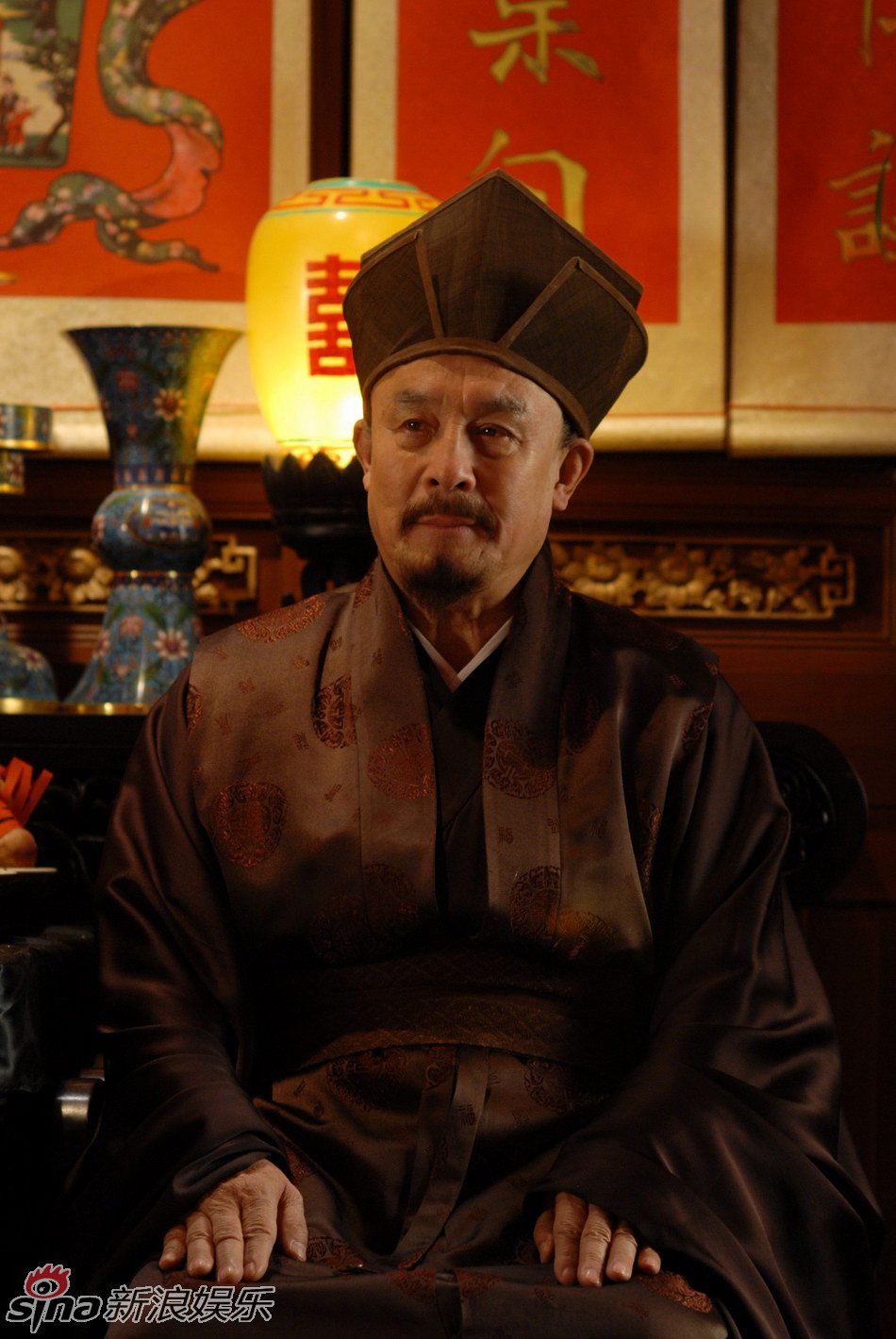 > 贾政(许还山饰)新浪娱乐讯 现已进入冲刺阶段的新版电视剧《红楼梦