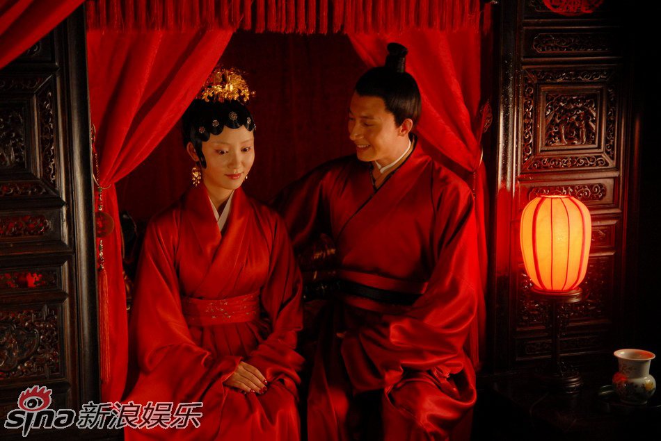 贾琏(王龙华饰)与尤二姐(孙菂饰)