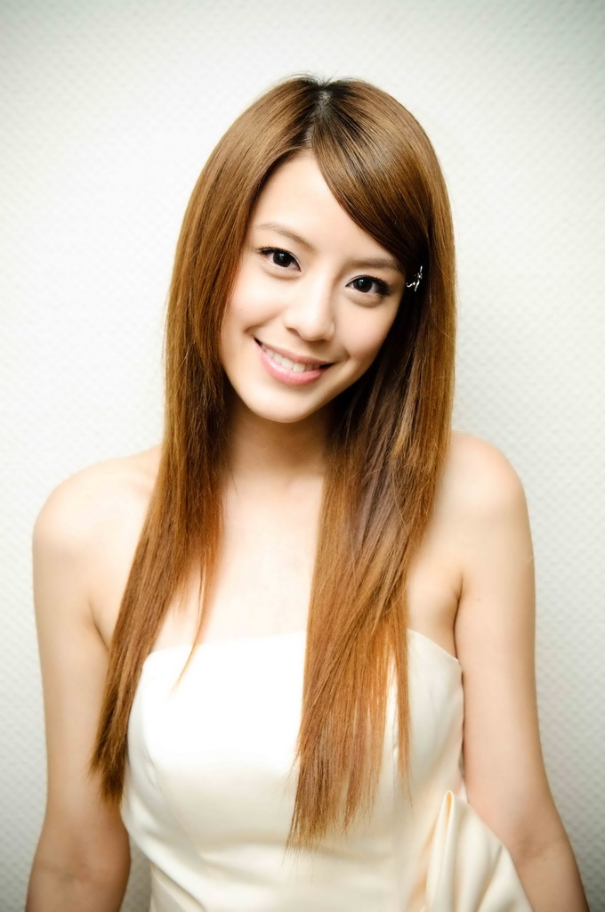 22岁的江语晨,有"晴天娃娃"的甜美称号,平常喜欢t恤牛仔裤球鞋的随性