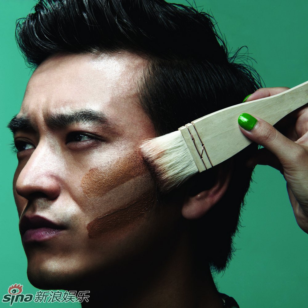 新浪娱乐讯 近期,华谊当红小生袁文康受知名杂志《时尚cosmo》之邀