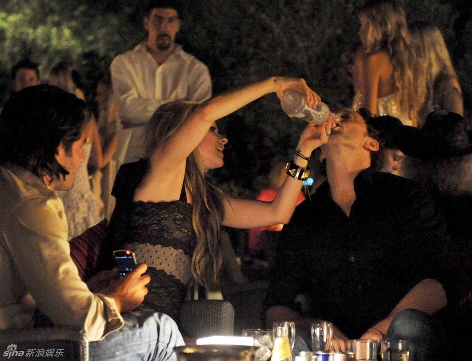 艾薇儿中给同桌男伴灌酒