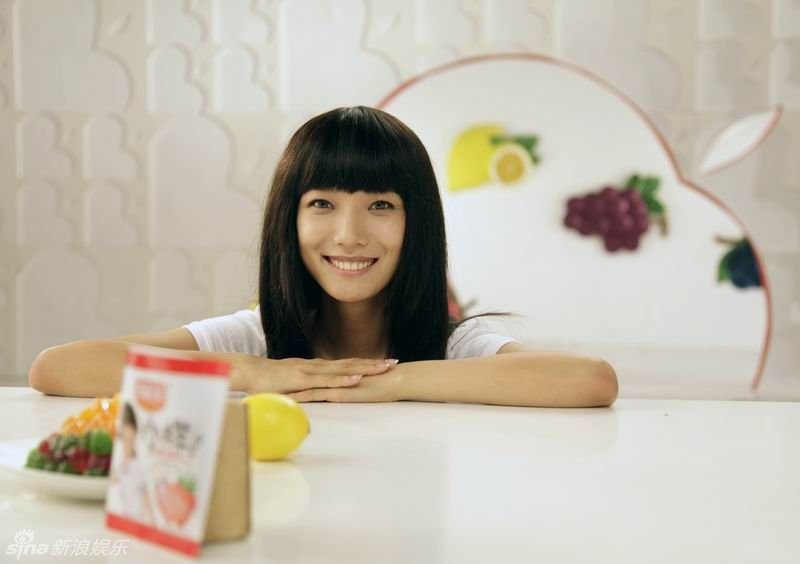 日前,人气高涨的王珞丹受邀成为某糖果的代言人
