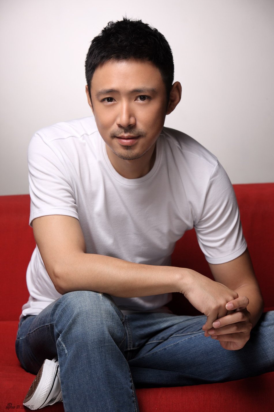 > 洒脱中的愉悦新浪娱乐讯 近日,演员高鑫拍摄了一组时尚写真大片