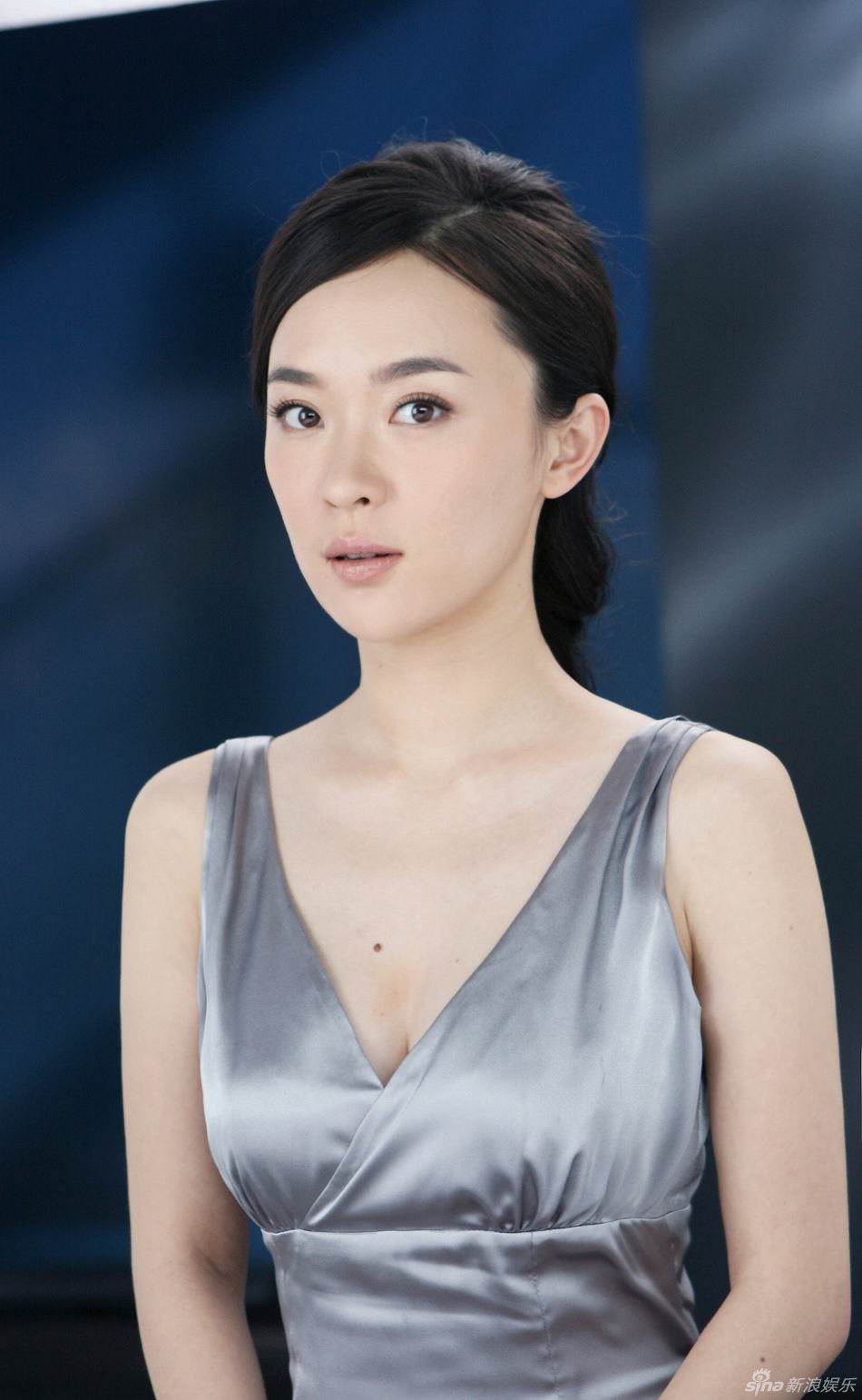 新浪娱乐讯 女星霍思燕大秀剔透水嫩肌肤,清凉上阵为其代言的护肤品