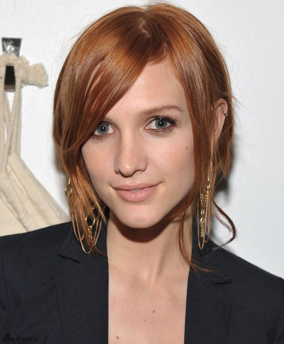 阿什莉-辛普森裸妆亮相