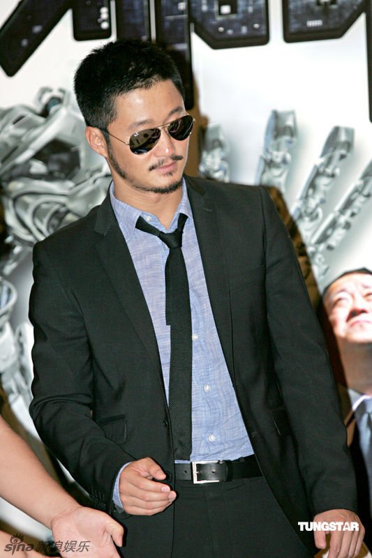 吴京扮黑超特警