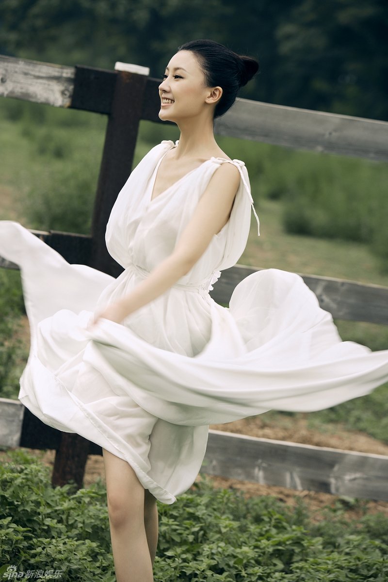 科幻爱情大片《机器侠》全国热映,片中出演女主角素清的甘薇迅速走红