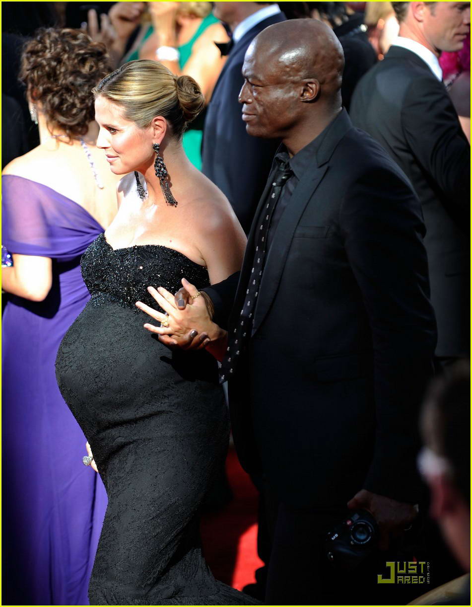 海蒂-克鲁姆挺大肚亮相艾美奖红毯