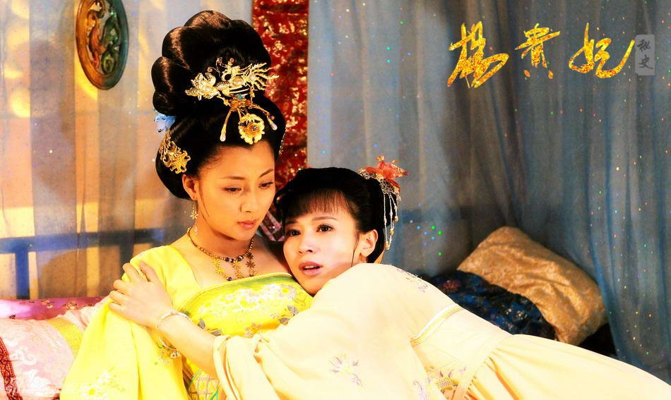 杨贵妃(殷桃)同谢阿蛮(石小群)姐妹情深,形影不离