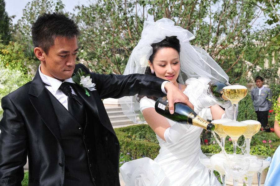 新浪娱乐讯 今日(10月16日)中午,艺人王学兵和孙宁的婚礼在北京海淀区