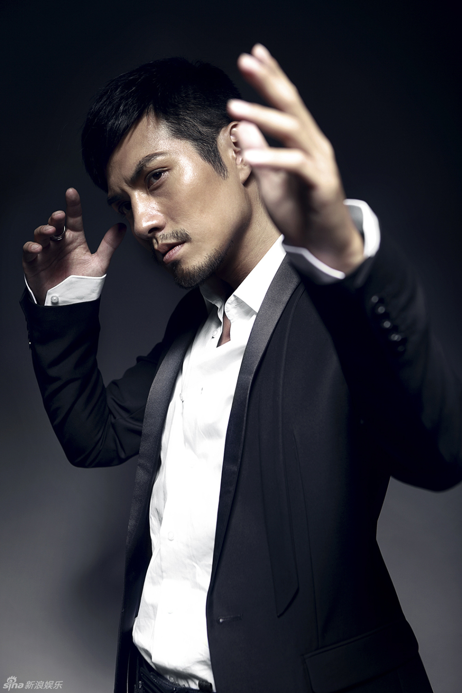高清组图:严宽颠覆优雅俊美形象 变身健硕硬汉_高清图集_新浪网