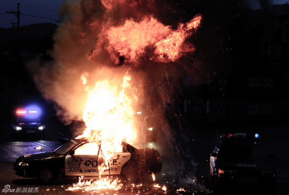 警车被"狂天集团"的犯罪分子烧毁——码头爆炸