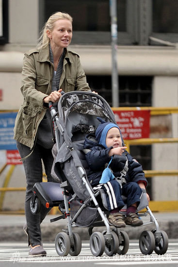 娜奥米-沃茨(naomi watts)和儿子亚历山大-皮特(alexander pete)在
