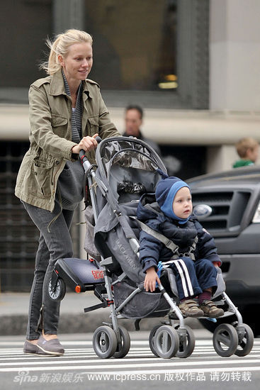 娜奥米-沃茨(naomi watts)和儿子亚历山大-皮特(alexander pete)在