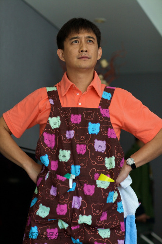 扎着围裙的超级奶爸