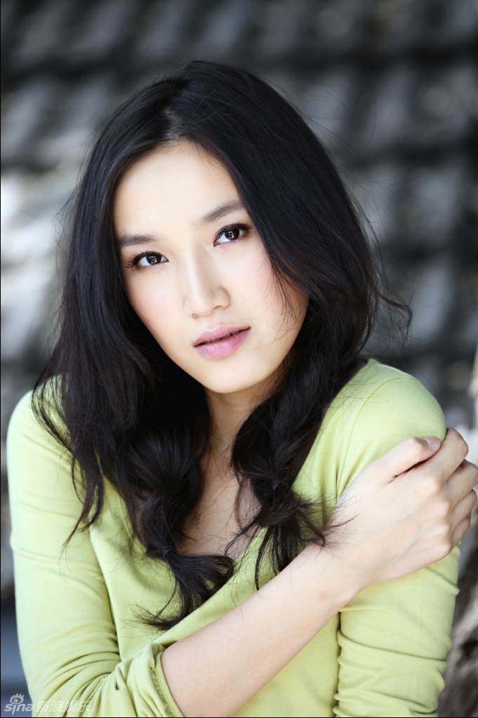 青色屋顶前的清澈眼神新浪娱乐讯 日前,邹涵虹拍摄了一组全新秋日写真