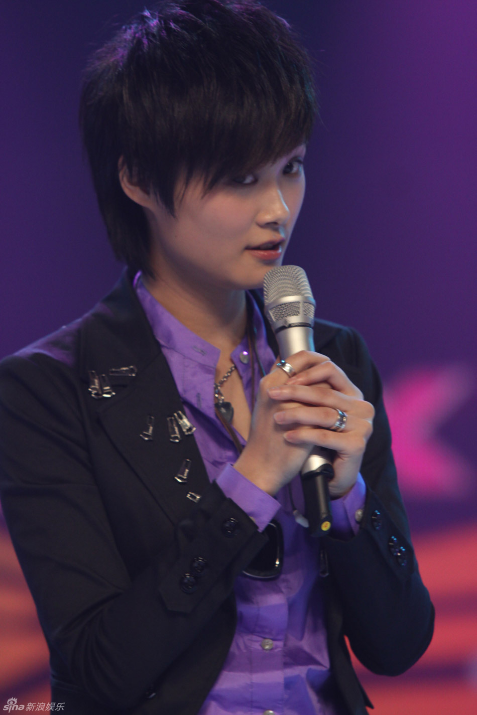 娱乐频道2009年幻灯图集 > 李宇春现场回答问题新浪娱乐讯 李宇春曾因