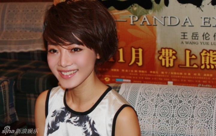 邓家佳笑容可人